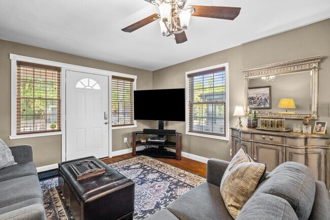 Foto del edificio - Gorgeous 3 bedroom Bungalow in DTR - Updat...
