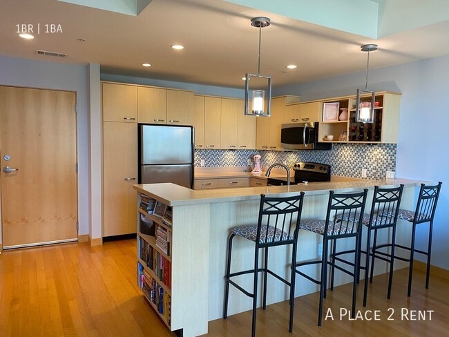 Building Photo - Amazing 1 Bed, 1 Bath 3 blocks from the Ma...