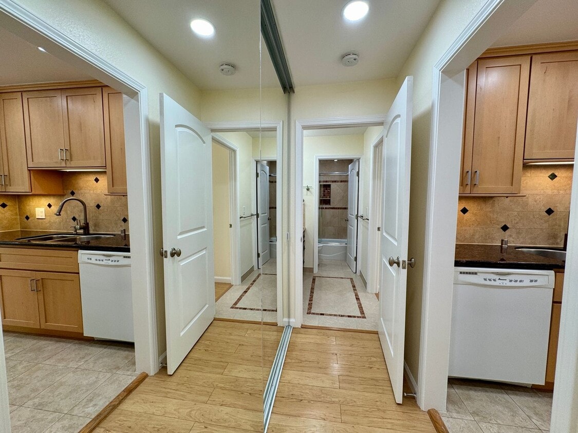 Primary Photo - Beautiful Courtyard Level Flat with Outdoo...