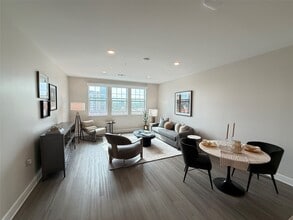 Building Photo - 716 Waugh Dr