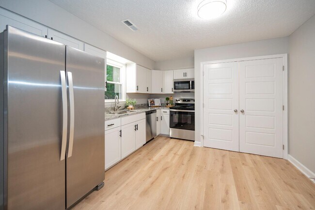 Foto del edificio - 691 Timberlake Dr