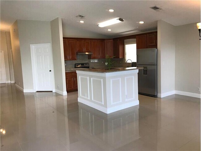 Foto del edificio - 12071 Palm Cove Ln