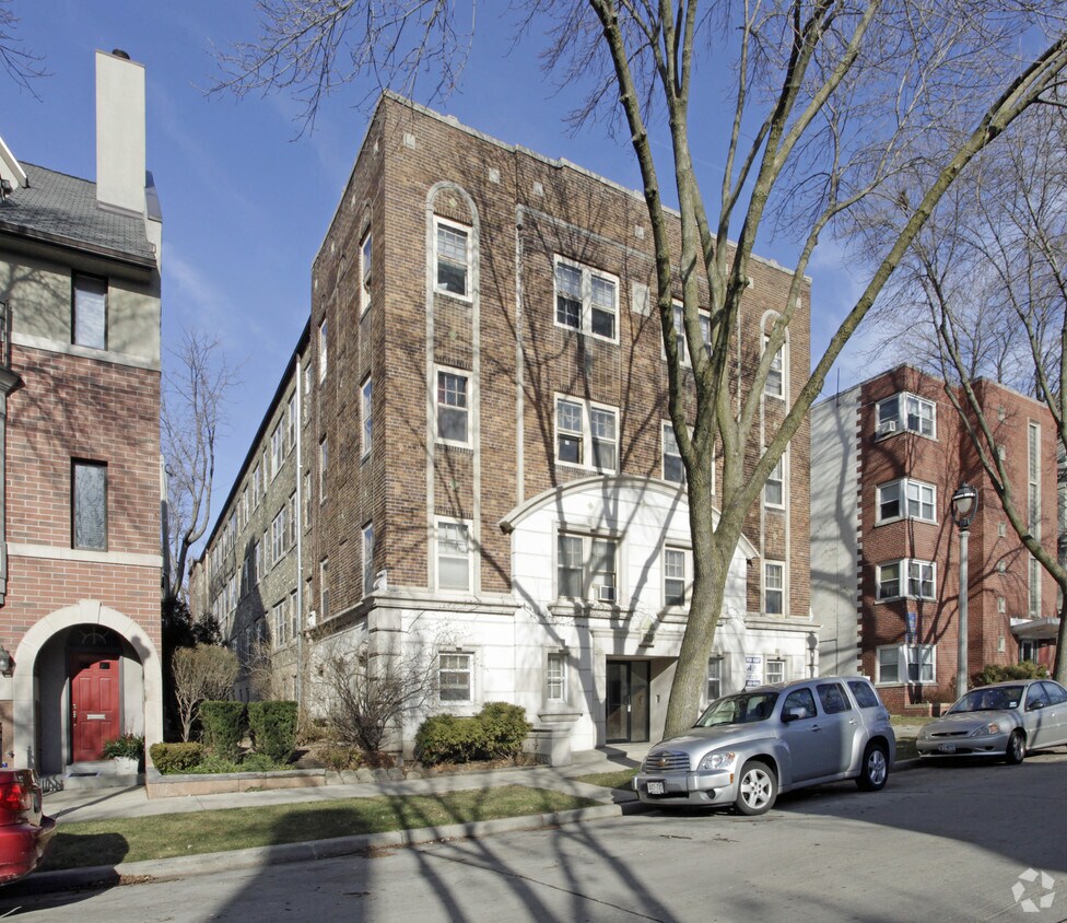 Lyon Manor Apartments in Milwaukee, WI