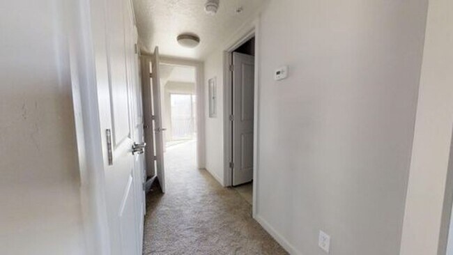 Foto del edificio - CUTE 2 BED 1 BATH OREM CONDO FOR RENT