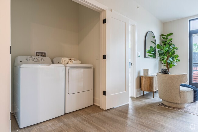 2BR, 2BA - 1,022SF - Pine - Laundry - Packard Row