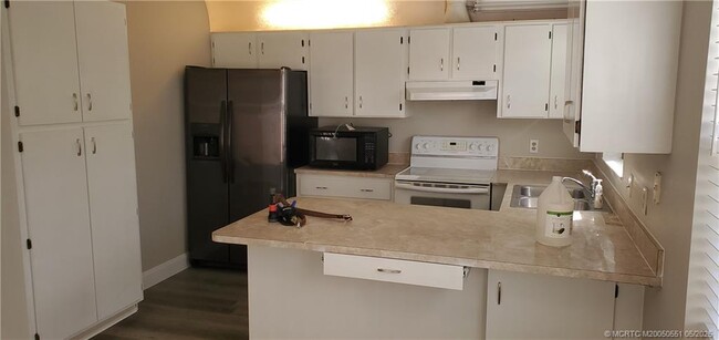 Building Photo - 41 SE Ontario Way