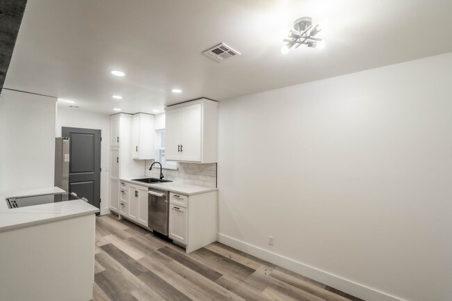 Building Photo - New Appliances, Updated Kitchen!
