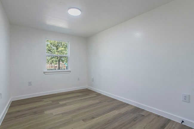 Building Photo - 2215 N Elmendorf St