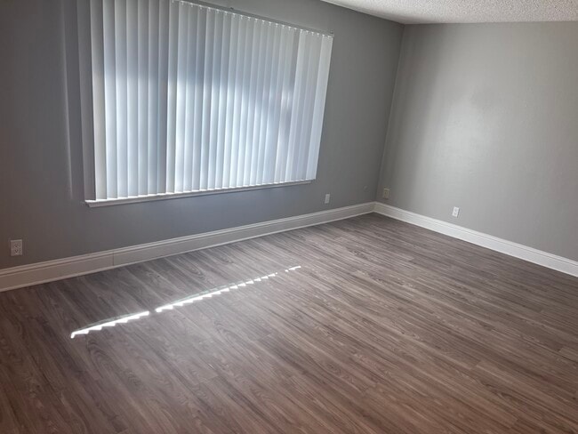 Building Photo - The Elms Apartments