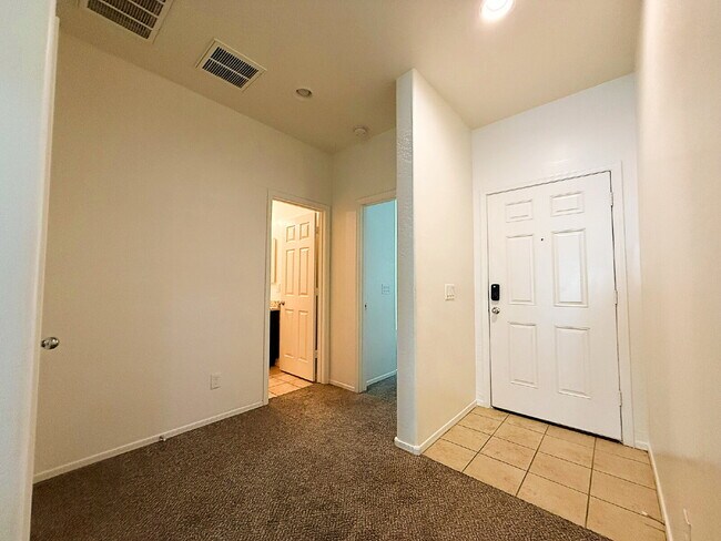 Foto del edificio - "Charming 3-Bedroom Oasis with 2 Baths & S...