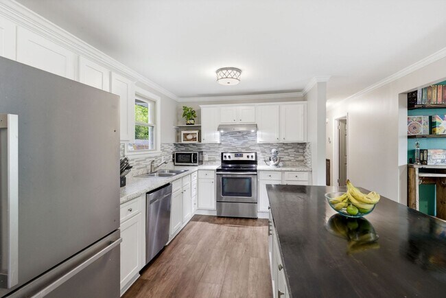 Foto del edificio - 3 Bedroom/ 2 Bath Home, Fenced Yard, Covered Porch, Large Workshop/Storage Building, Small storag...