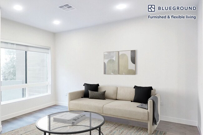 Foto del edificio - 185 S State College Blvd