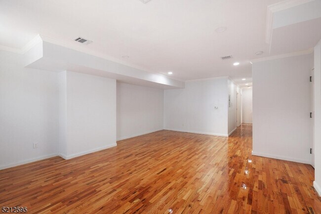 Foto del edificio - 131 Armstrong Ave