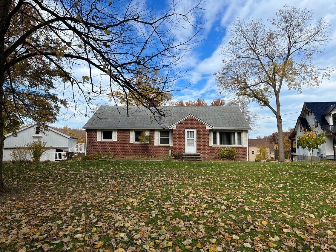 Primary Photo - 3 br, 2 bath House - 31370 Detroit Rd.