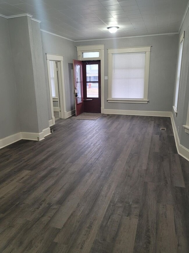 Building Photo - 2 Bedroom, 1 Bath House