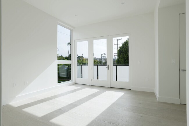 Foto del edificio - 2496 S CENTINELA Ave