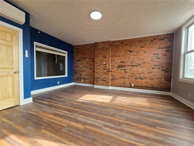 Foto del edificio - 27 E Main St