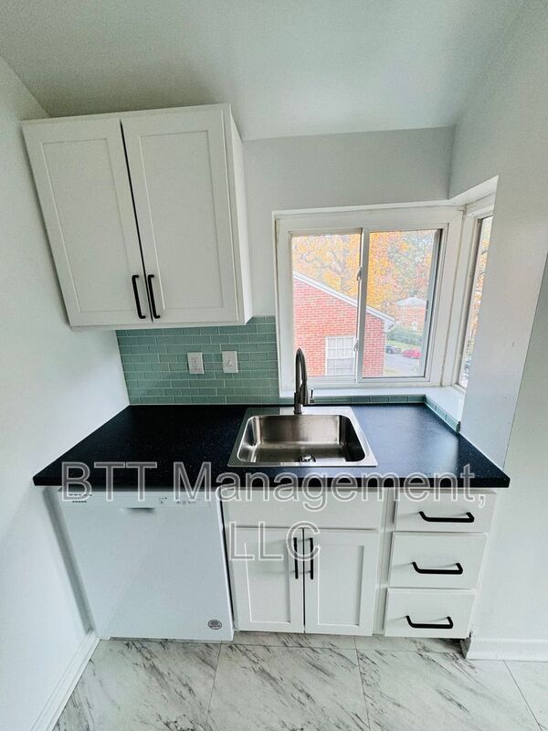 Building Photo - 8400 Greenwood Ave