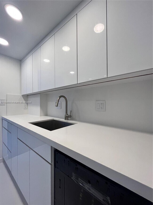 Building Photo - 800 West Ave