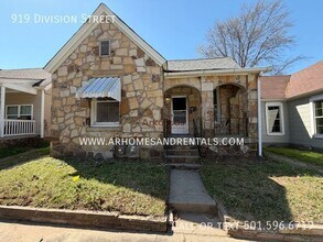 Building Photo - 919 Division St