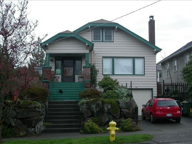 Building Photo - 5534 Kenwood Pl N