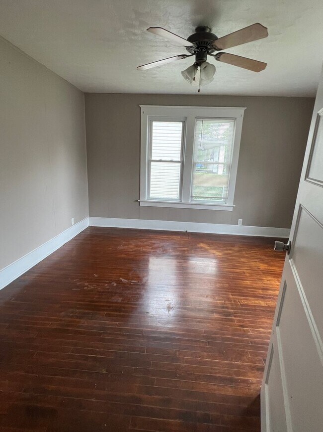 Building Photo - 3 bedroom/1 bathroom house