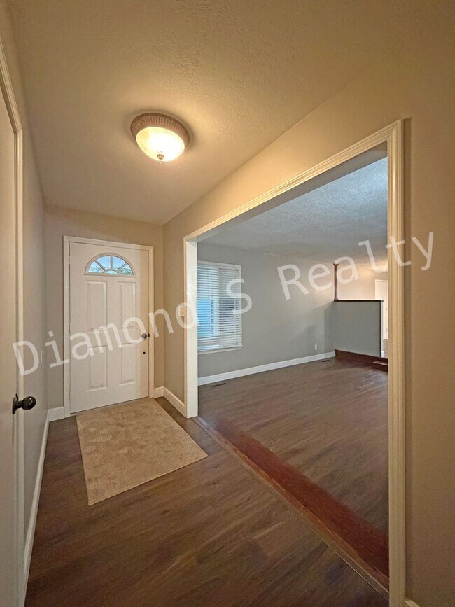Building Photo - 3417 S Virginia Ave