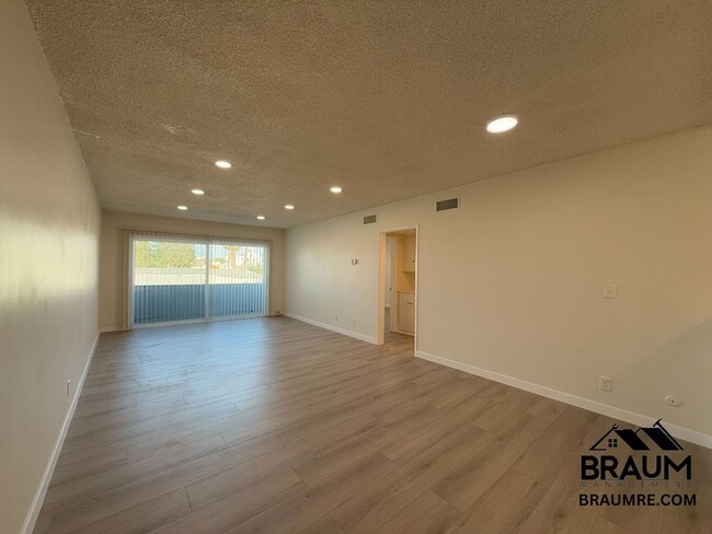 Foto del edificio - 6041 Whitsett Ave