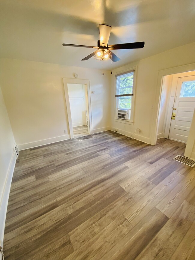 Photo - 5 S Johnson St House