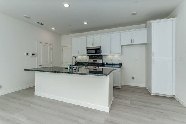 Building Photo - Beautiful Two-Story Home in Vista Bella