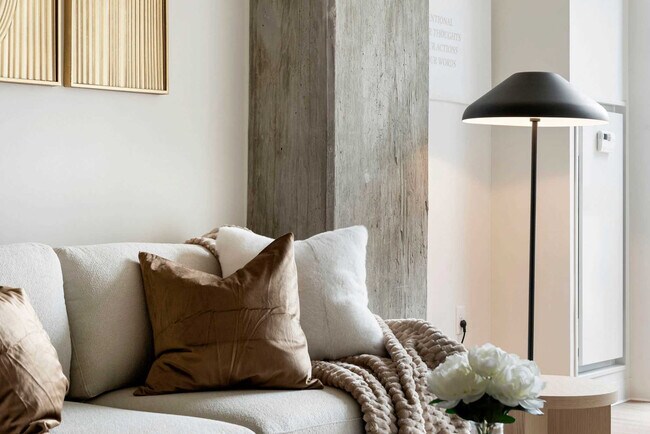 Building Photo - 633 S LaSalle St