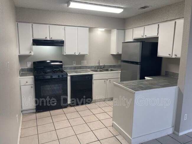 Building Photo - 1201 Southport Dr