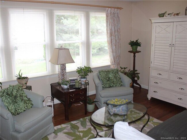 Foto del edificio - 127 Springbrook Dr