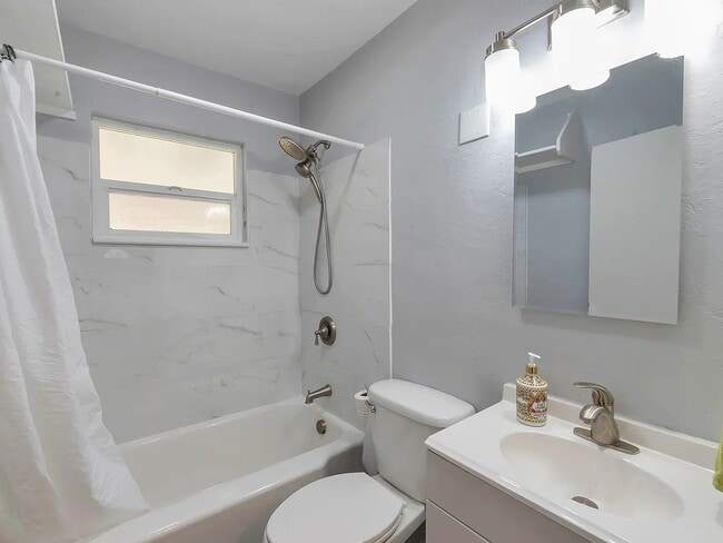 Foto del edificio - 10533 Executive Lake Dr