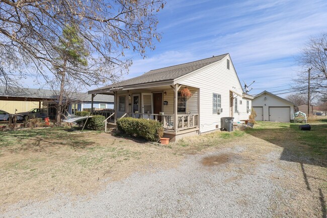 Building Photo - 1 Bed 1 Bath Duplex - Move-in Ready! Accepting Section 8