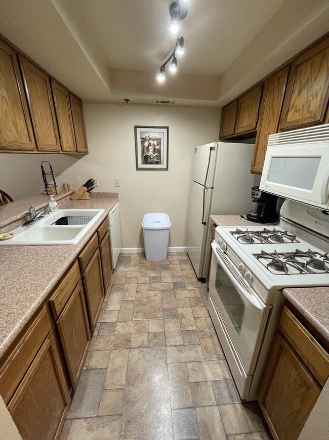 Building Photo - Cozy unit close to skiing!