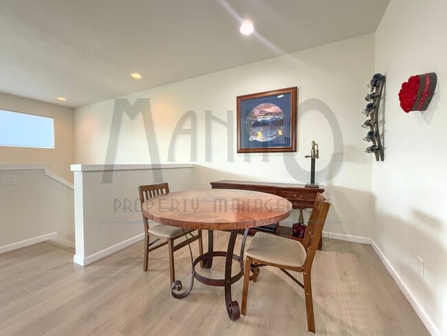Building Photo - Beautiful Kendall Yards Townhome