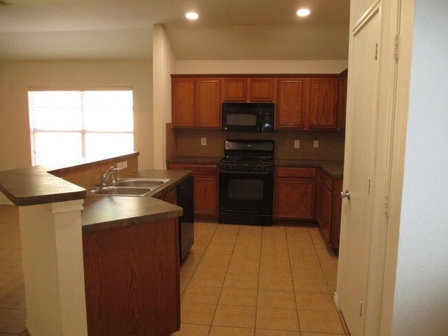 Building Photo - $1895  3 Bed/2 Bath/2 Garage  Ready for Mo...