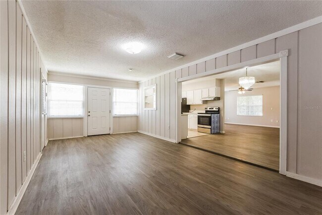 Building Photo - 705 Woodlawn Dr