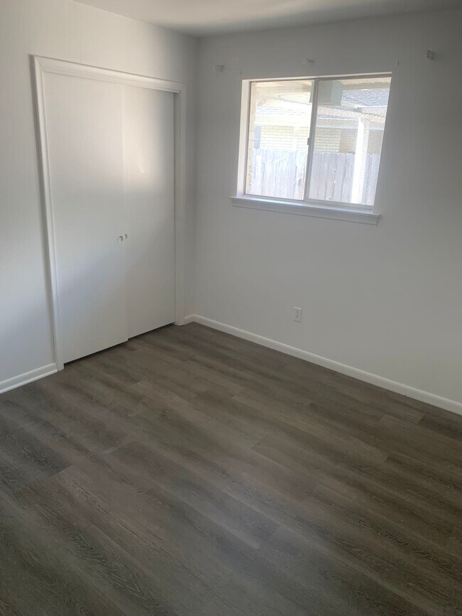 Building Photo - 459 Greenmount Dr
