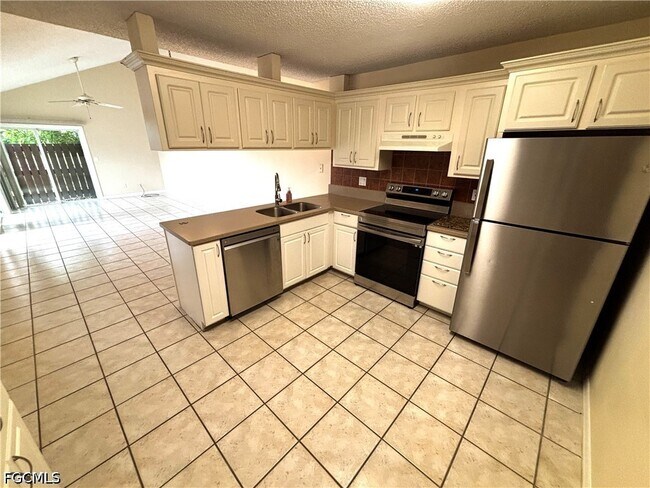 Building Photo - 5660 Foxlake Dr