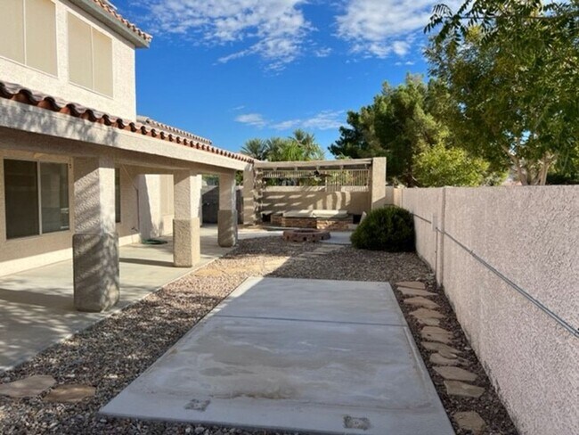 Building Photo - 4 Bedrooom 3 1/2 Bath with a 3 car garage!