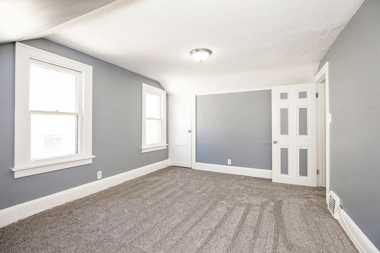 Primary Photo - 2 BED 1 BATH SINGLE FAMILY HOME IN EUCLID!