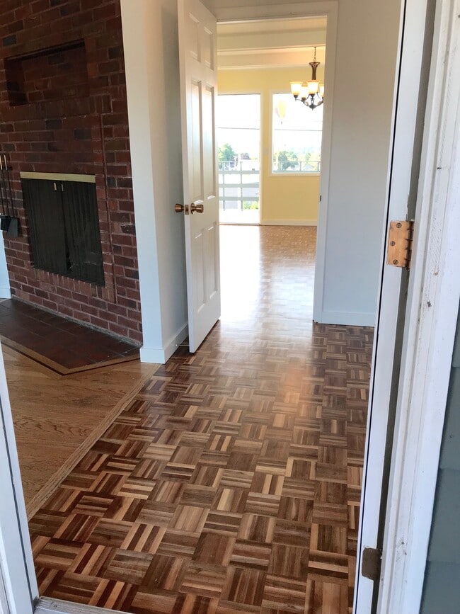 Entrance Main Floor - 12815 NE Fremont St