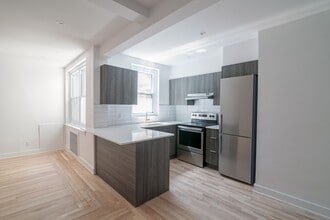 Building Photo - 2105 Rue Chomedey