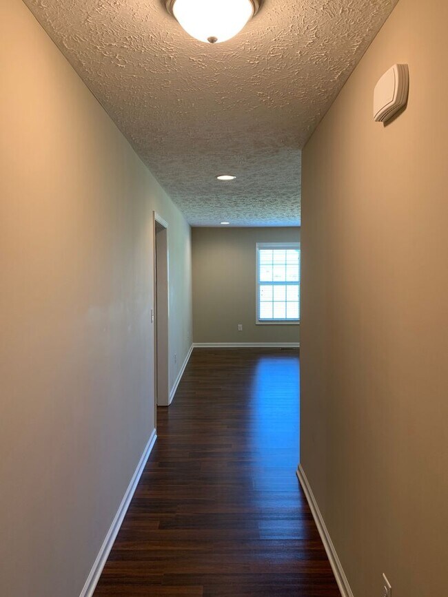 Building Photo - Beautiful 3 Bedroom, 2 Bath Home, With GAR...