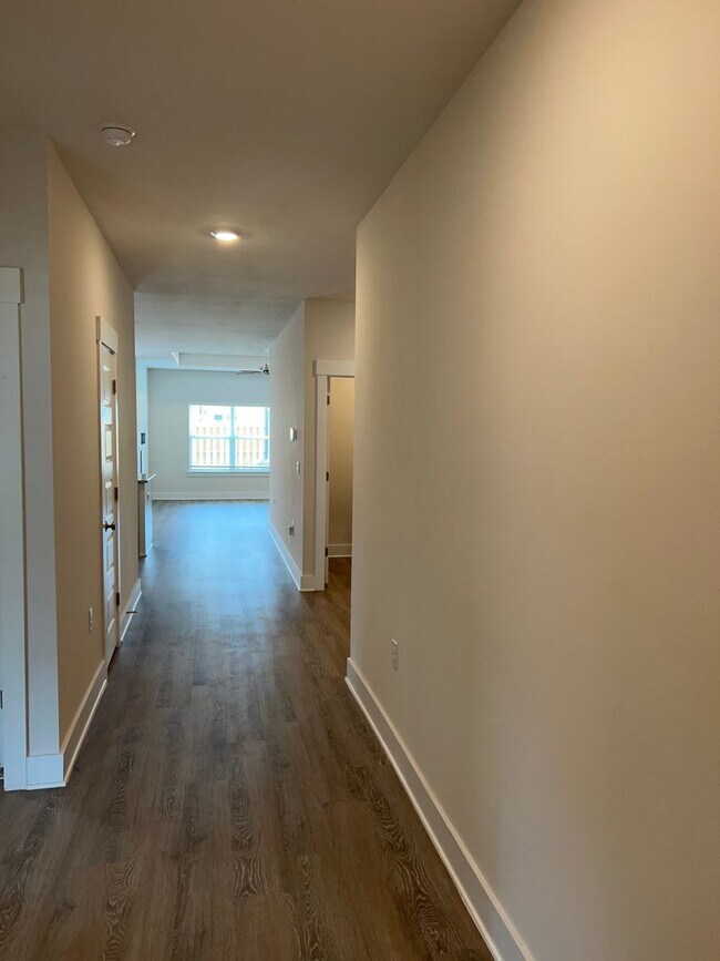 Building Photo - Great 4 Bedroom