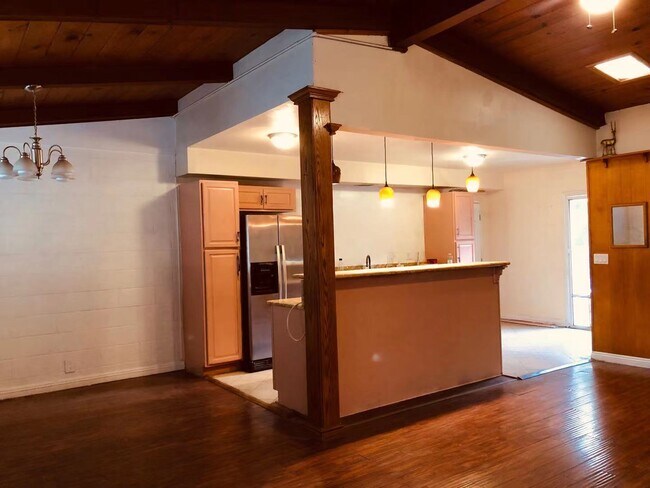 Building Photo - 15830 Villa Grande Dr