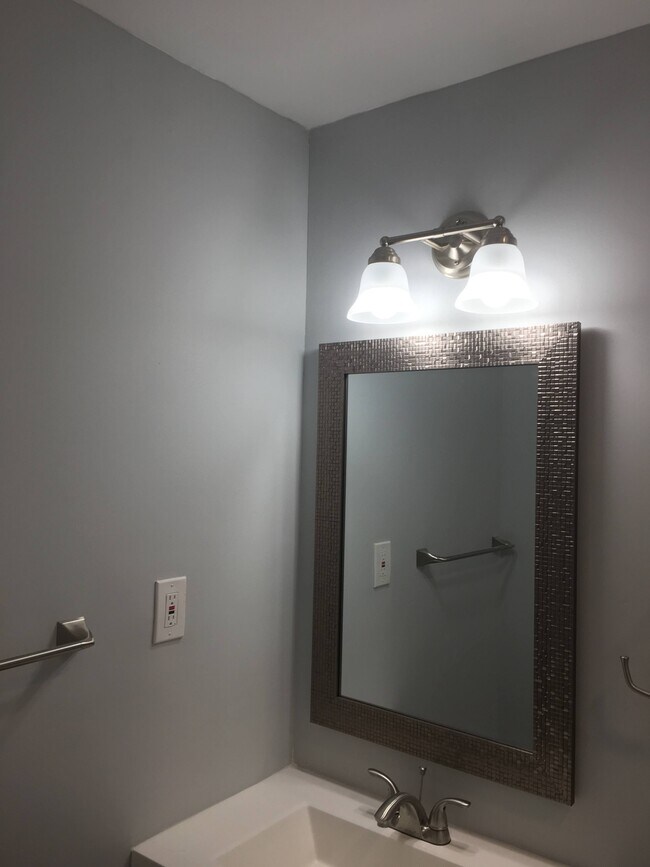 Espejo de tocador del baño principal. - 12 Mill Street