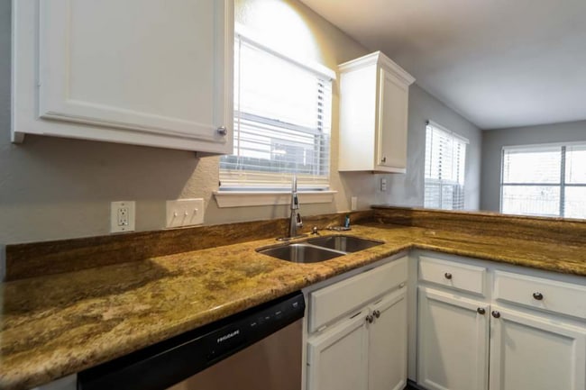 Foto del edificio - 2221 Jasmine Path